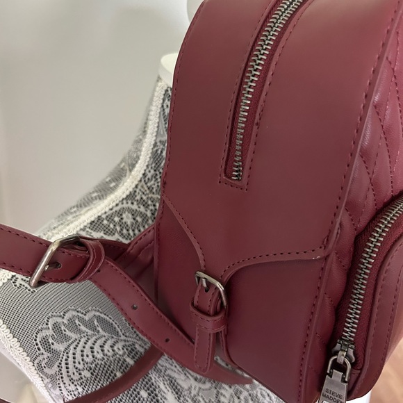 BNWT Steve Madden  Backpack with CC holder,  front pocket and adjustable straps - Picture 3 of 11